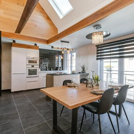 Huswell - Beautiful And Spacious Vacation With Parking Semesterbostad