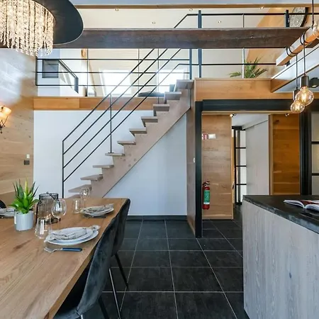 Huswell - Beautiful And Spacious Vacation With Parking Semesterbostad *